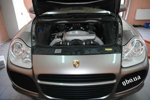 Підкапотний простір Porsche Cayenne Turbo (Порше Кайєн)